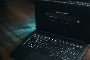 Laptop mit geöffnetem Answer Engine Fenster