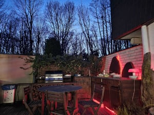 Terasse mit Gartenmögeln und Grill_3